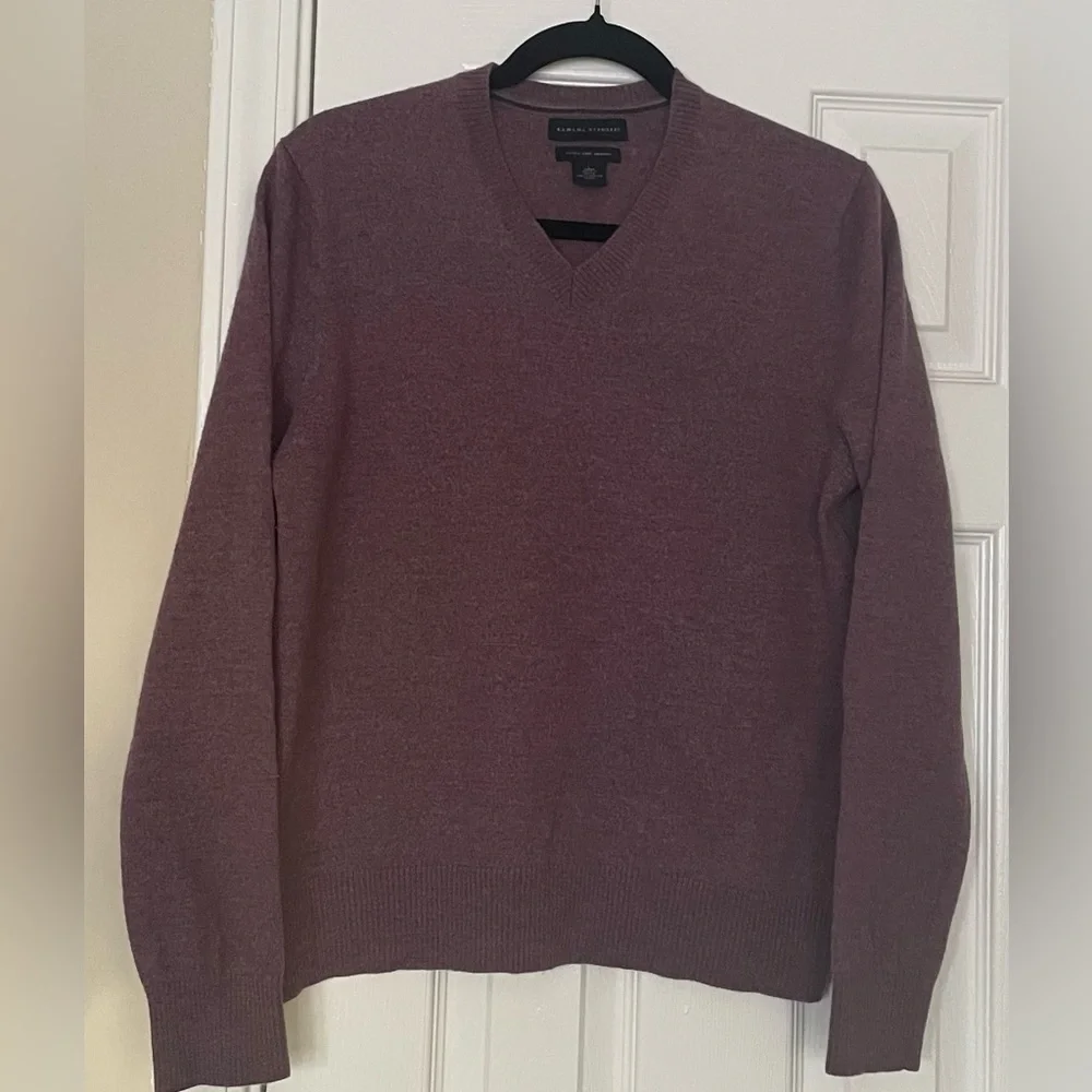 Banana Republic Men's V-Neck Sweater‎ in Wine